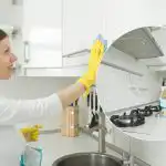 Keittiönkaappien rasva irtoaa itsestään: mitä yksinkertaista ratkaisniihin pitäisi ruiskuttaa?