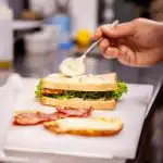 Kuinka ka avointa majoneesia voidaan säilyttää: milloin se tulee heittää