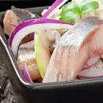 Kypsennä sillipalat suolavedessä 10 minuutissa: se on maukkaampaa kuin mikään